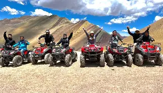 cuatrimotos en montaña de colores